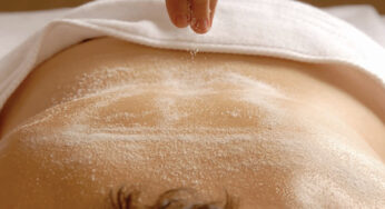 Il sale, uno scrub naturale per il corpo