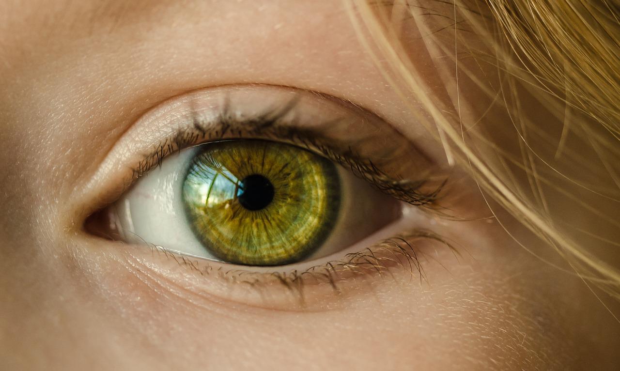 La cura del contorno occhi, essenziale per ritardare le rughe e limitare le occhiaie